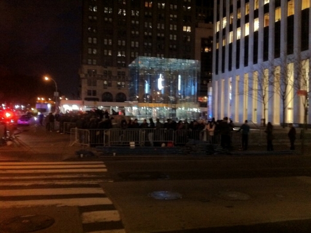 Toujours autant de monde devant l'Apple Store