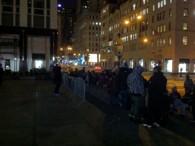 Toujours autant de monde devant l'Apple Store