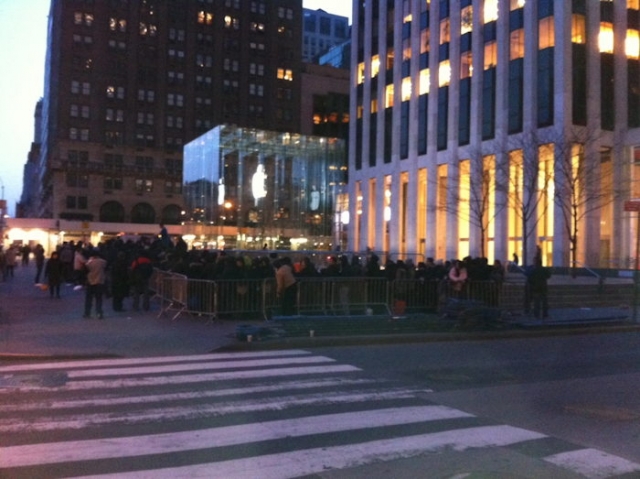 Toujours autant de monde devant l'Apple Store