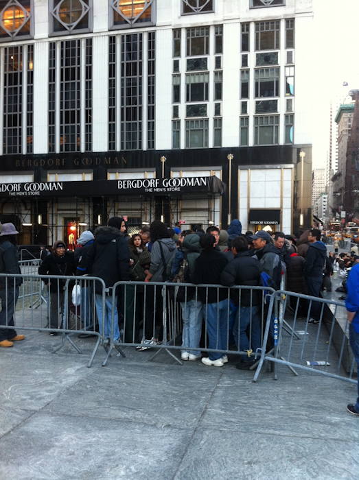 Toujours autant de monde devant l'Apple Store