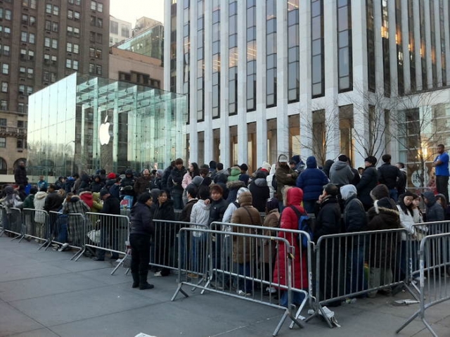 Toujours autant de monde devant l'Apple Store