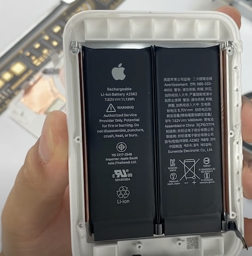 La batterie MagSafe d'Apple contient deux batteries semblables à celles des  iPhone 